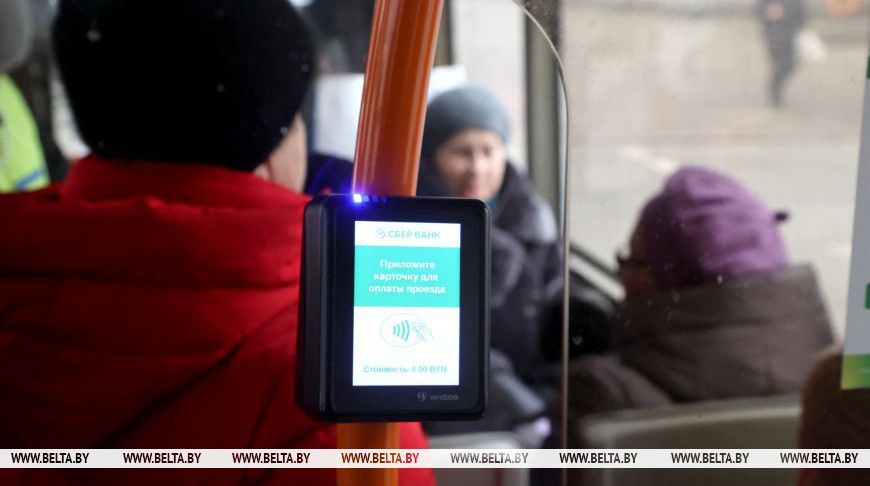 Стало известно, когда в Беларуси начнут тестировать возможность оплаты проезда картой