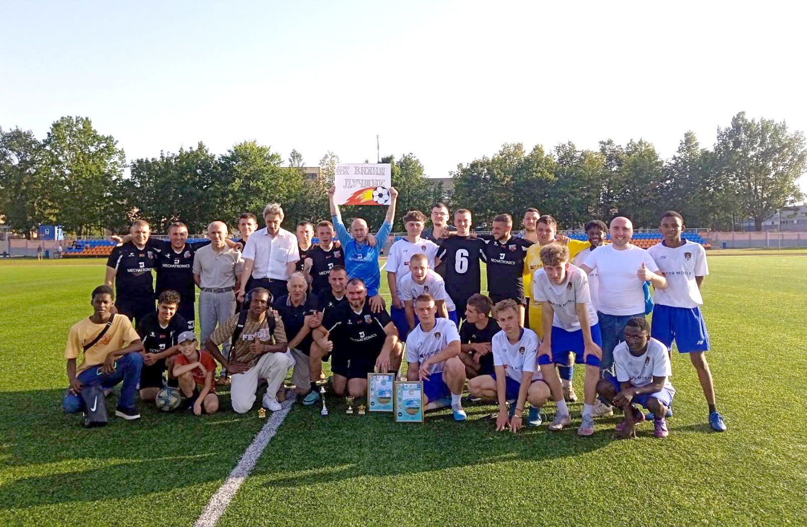 Яркое завершение футбольного сезона прошло в Вилейке. На поле встретились четыре команды