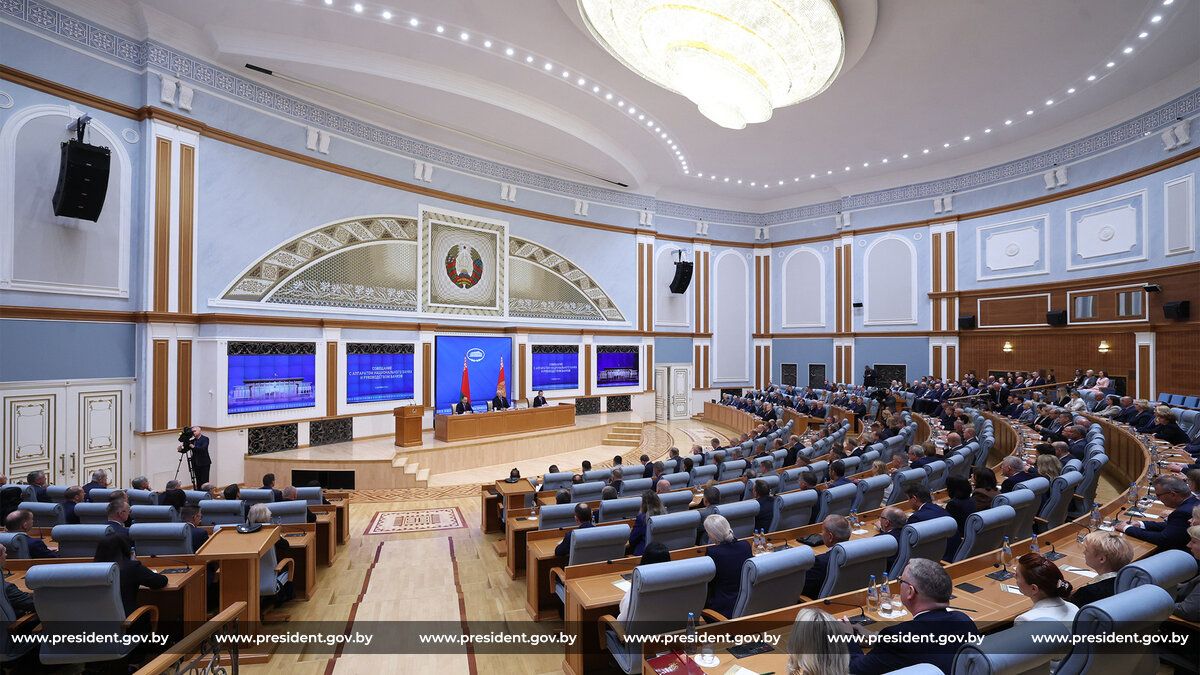 "То старые доллары не принимают, то навязывают услуги". Александр Лукашенко указал банкирам на недоработки