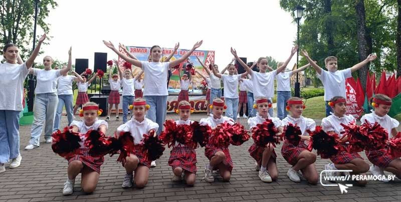 Моменты яркого мероприятия в городском парке, посвященного Дню народного единства