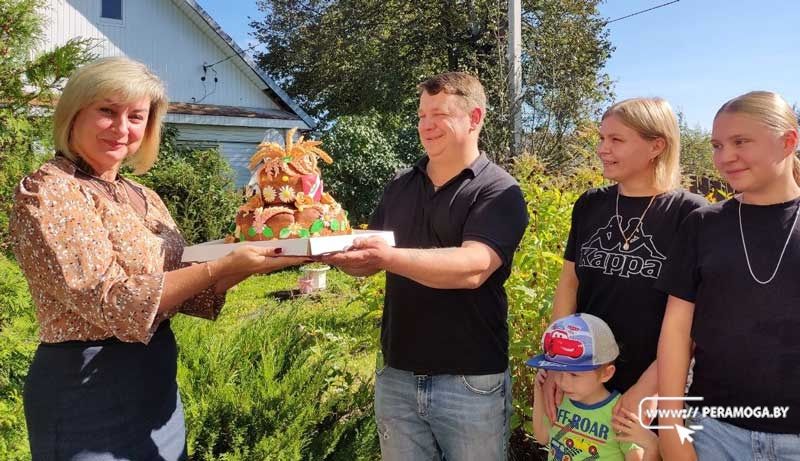 Каравай с областных "Дожинок" – воспитанникам дома семейного типа