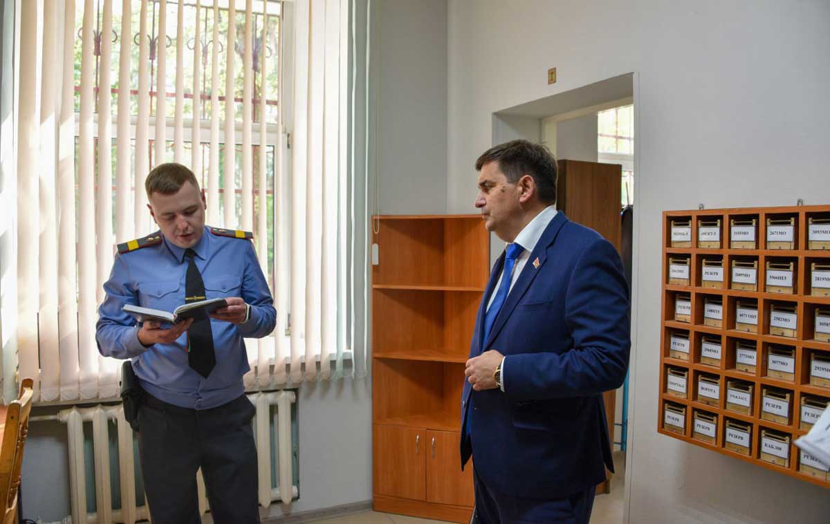 Вилейский РОВД посетил начальник УВД Миноблисполкома: познакомился с личным составом управлений и работой отделов