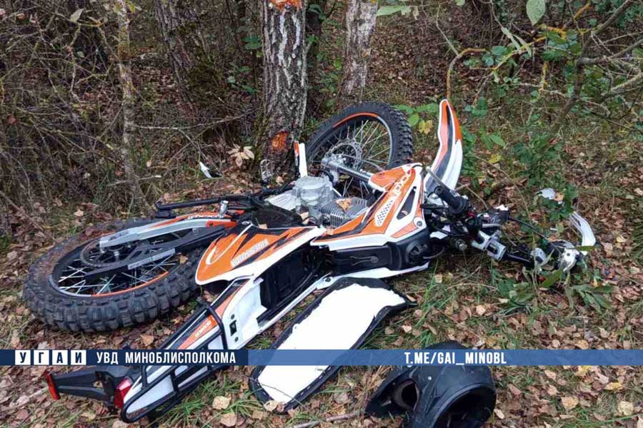 Мотоциклист в Вилейском районе наехал на придорожное дерево Мотоциклист в Вилейском районе наехал на придорожное дерево