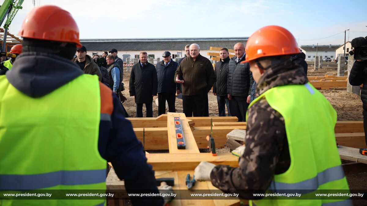 Александр Лукашенко совершил рабочую поездку в Петриковский район Гомельской области