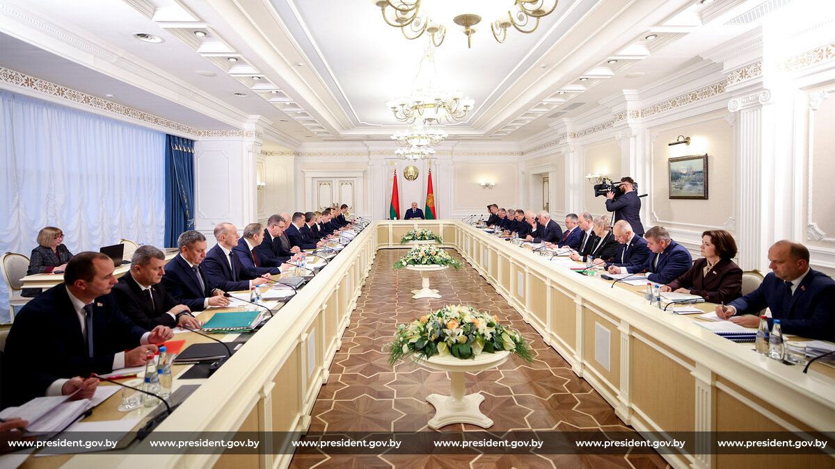 Александр Лукашенко собрал совещание о проектах прогнозных документов на 2026 год Александр Лукашенко собрал совещание о проектах прогнозных документов на 2026 год