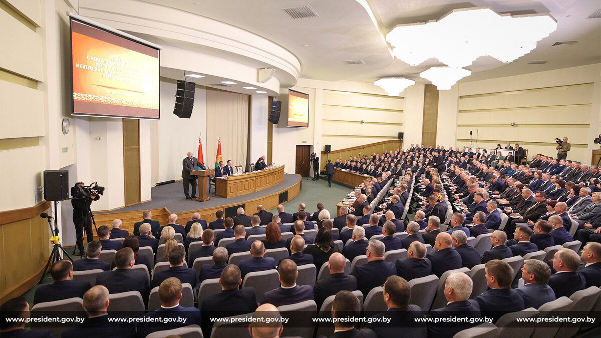 Александр Лукашенко собрал совещание о мерах по обеспечению устойчивого развития Витебской области и ситуации с падежом крупного рогатого скота Александр Лукашенко собрал совещание о мерах по обеспечению устойчивого развития Витебской области и ситуации с падежом крупного рогатого скота