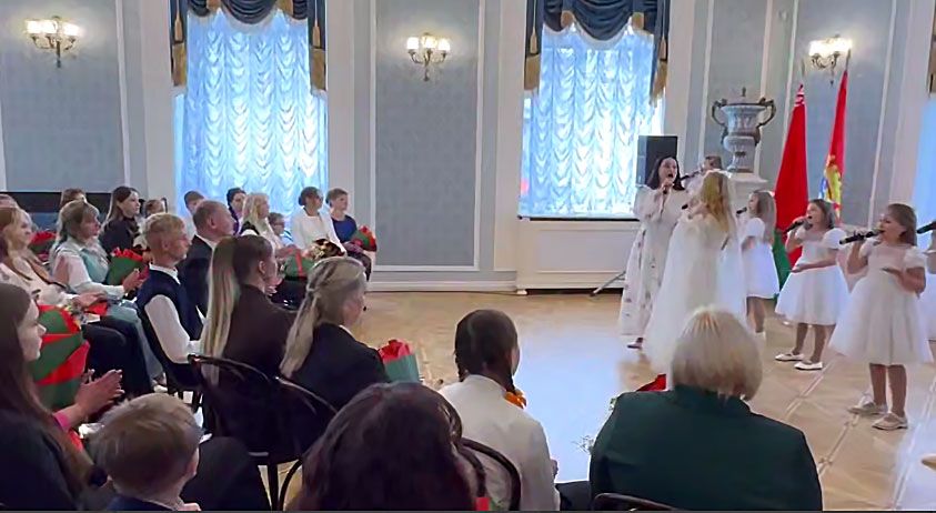 Алексей Кушнаренко вручил ордена Матери многодетным женщинам Минщины