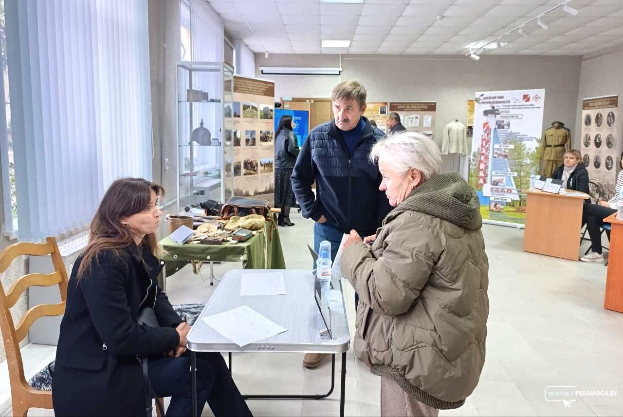 "У меня еще активность зашкаливает!". Смотрите, как пенсионеры в Вилейке искали работу на ярмарке вакансий
