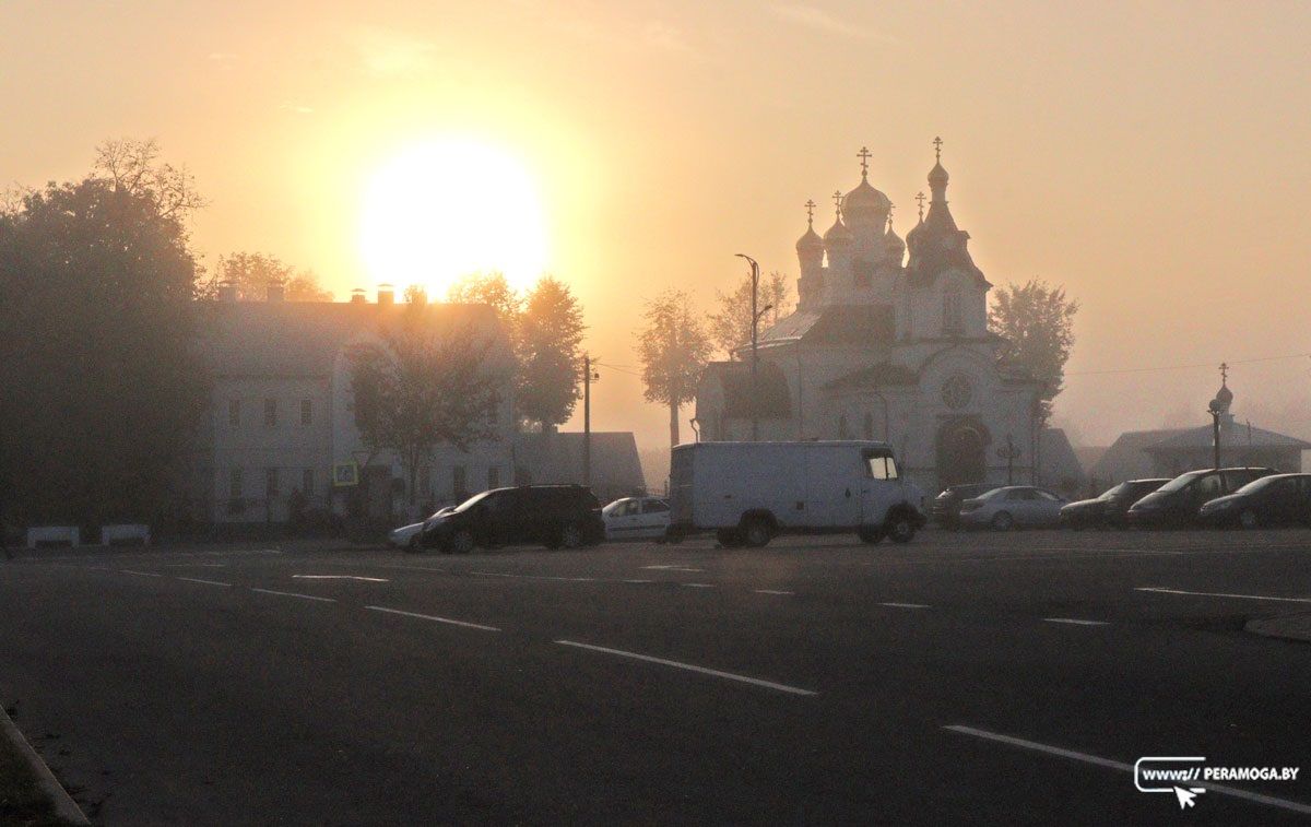 Укутал город белым одеялом: туманное утро в Вилейке