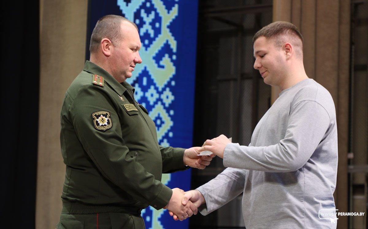 Около 80 новобранцам торжественно вручены повестки: в Вилейке прошел День призывника Около 80 новобранцам торжественно вручены повестки: в Вилейке прошел День призывника
