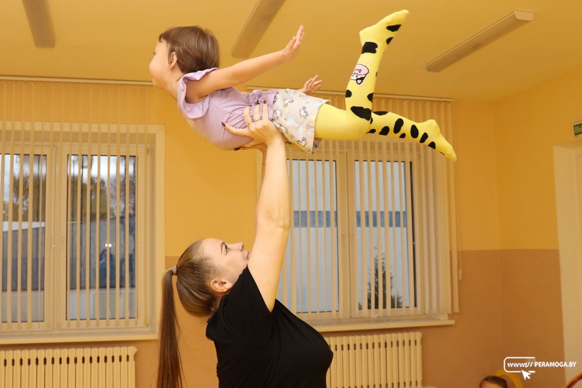 «Мы единственные, кто принимает детей с 3-х лет». В Вилейке работает секция спортивной гимнастики