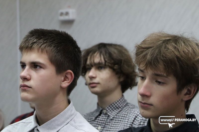 Диалог: в Вилейке с подростками поговорили о безопасности в сети, налогах и профилактике правонарушений