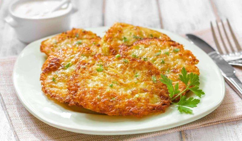 Рассказываем, как приготовить исключительно хрустящие драники: секрет раскрыт Рассказываем, как приготовить исключительно хрустящие драники: секрет раскрыт