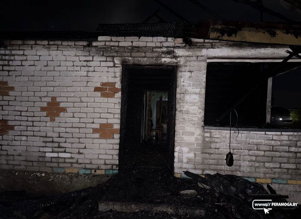 Жилой дом загорелся в Вилейском районе, хозяйка получила ожоги