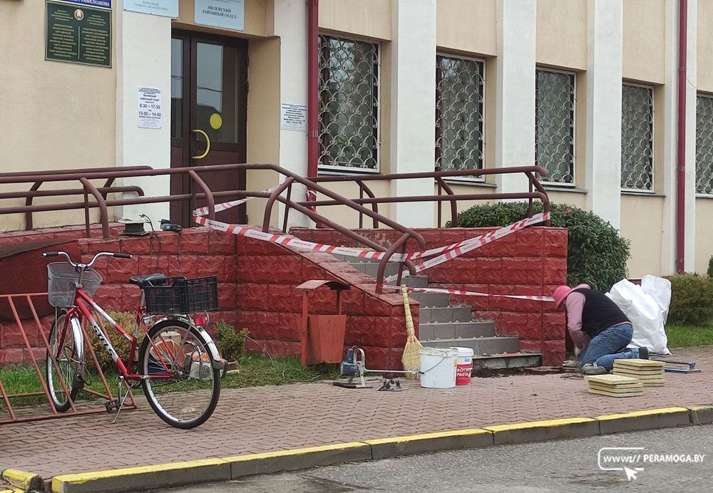 Фотофакт. В здании по улице Пионерской обновляется лестничный пролет