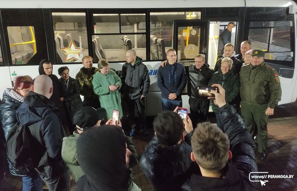 В Вилейке стартовала отправка призывников в войска. Первые новобранцы отправились служить в ВДВ