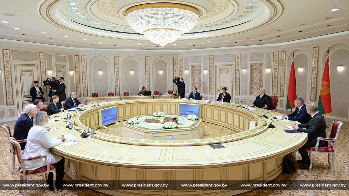 Александр Лукашенко встретился с губернатором Ростовской области России Юрием Слюсарем Александр Лукашенко встретился с губернатором Ростовской области России Юрием Слюсарем