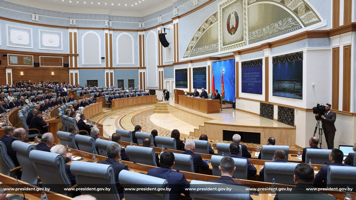 Александр Лукашенко собрал совещание по вопросам развития научной сферы и деятельности НАН Беларуси