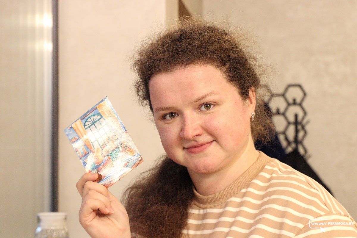 Открытки вместо таблеток. Вилейчанка Наталья Кардымон рассказала, как посткроссинг спасает от выгорания и дарит друзей