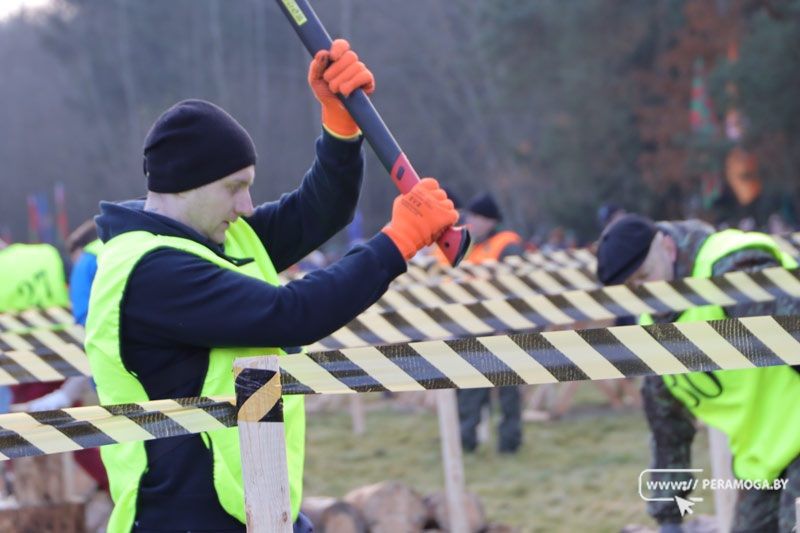 Рубили не только топором! Под Минском прошел Четвёртый чемпионат по колке дров среди журналистов