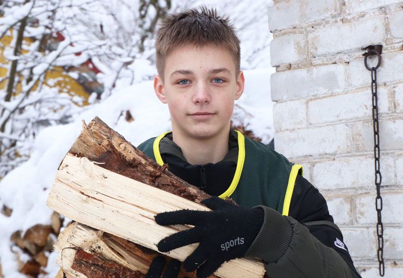 «Эстафета тепла»: школьники из Вилейки очистили от снега тропинки во дворе пенсионерки