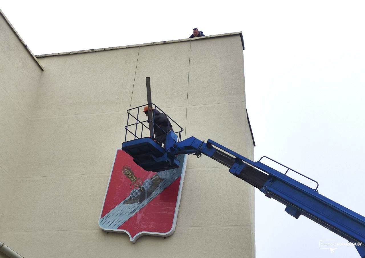 Фотофакт. На фасаде городского Дома культуры появится объемная вывеска и не только Фотофакт. На фасаде городского Дома культуры появится объемная вывеска и не только