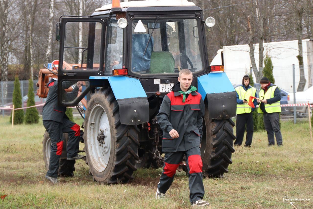 Тракторный биатлон и езда змейкой. Смотрите, как в Вилейке прошло «Трактор-шоу»