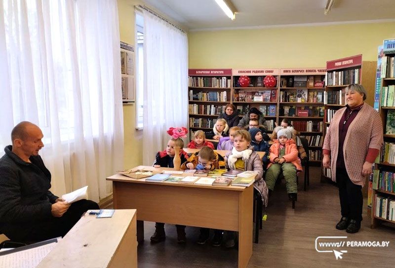 «Мы все разные, но мы вместе!». Акция-поздравление прошла в Людвиновской сельской библиотеке