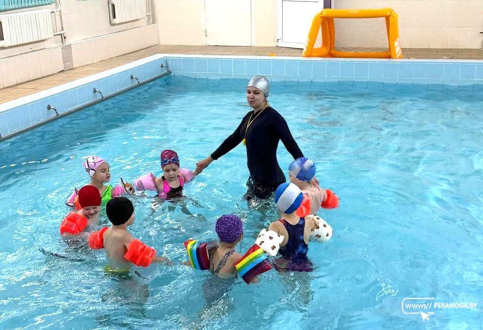 В Вилейке для дошкольников открылась группа по обучению плаванию. Рассказываем, кто тренирует и как проходят занятия