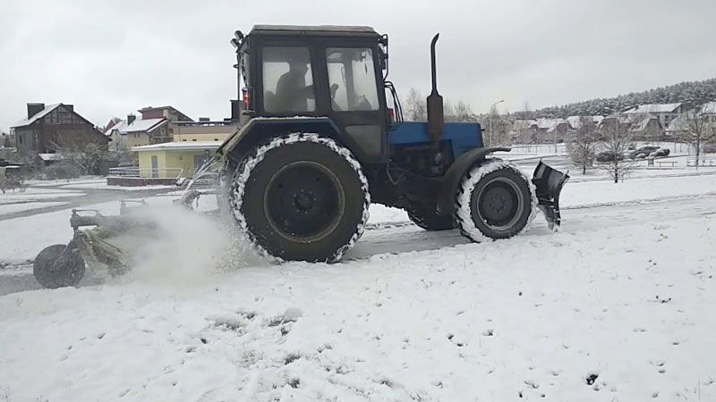 Зима вступила в свои права. Бригады Вилейского ЖКХ вышли на уборку улиц и тротуаров