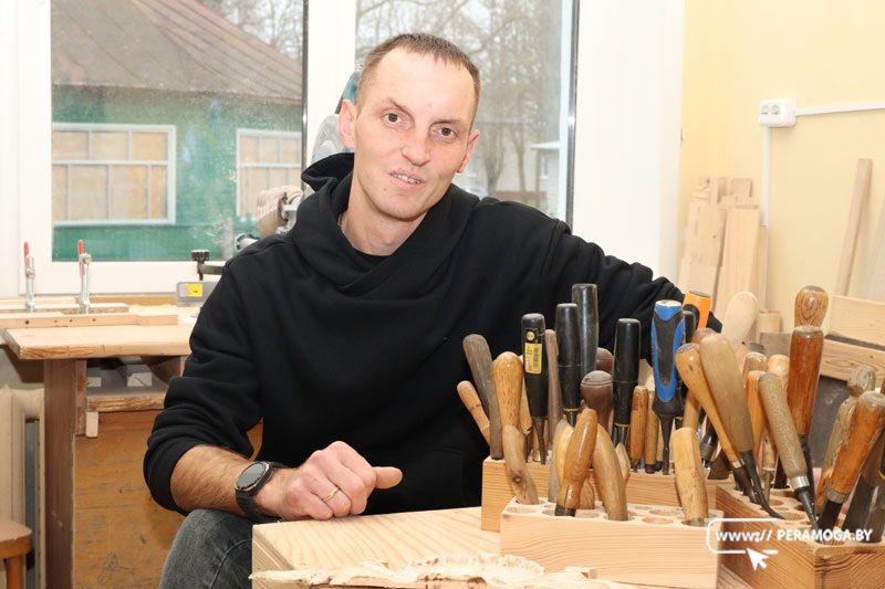 "Резать могу в любом настроении и даже ночью!" Евгений Русак создает шедевры из дерева и учит ремеслу вилейскую молодежь "Резать могу в любом настроении и даже ночью!" Евгений Русак создает шедевры из дерева и учит ремеслу вилейскую молодежь