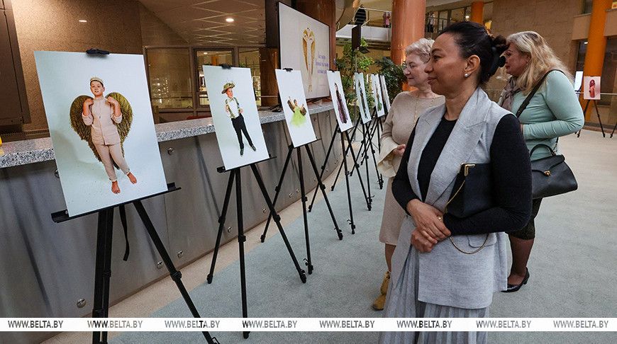 В Минске открылась выставка фотографий "Свет внутри...", а на них – юные вилейчане