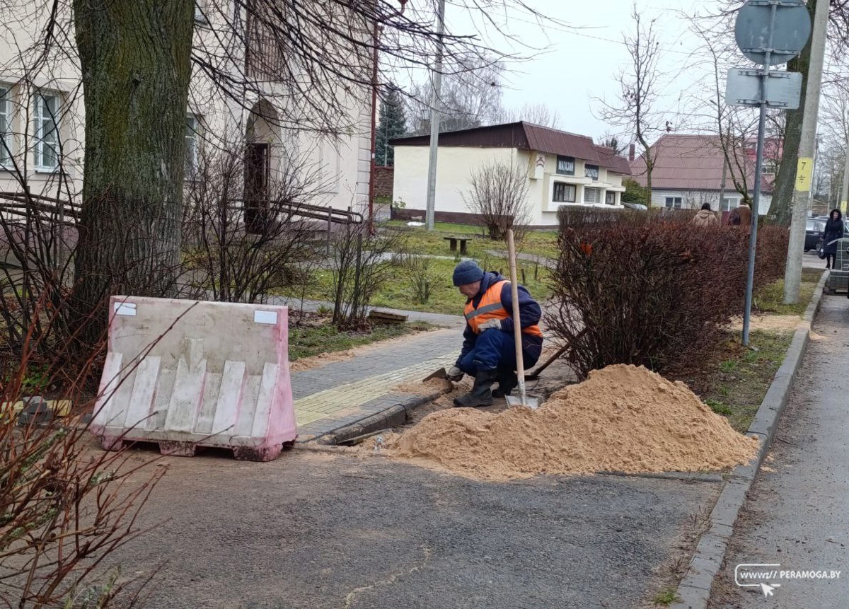Фотофакт: тактильная плитка появилась возле гостиницы в Вилейке Фотофакт: тактильная плитка появилась возле гостиницы в Вилейке