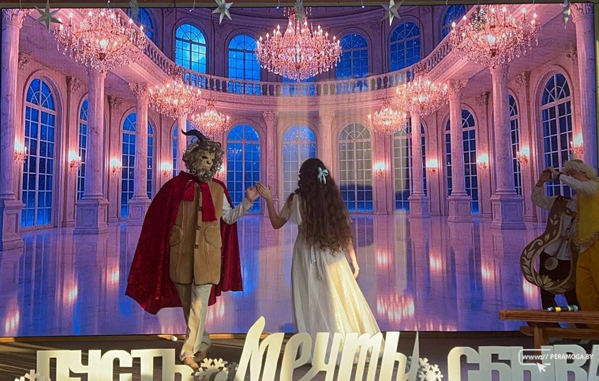 Две премьеры к Новому году в Вилейке: в гимназии №2 сыграли спектакль и устроили большой концерт