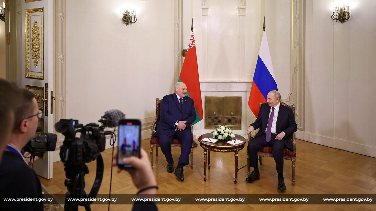 Президенты Беларуси и России Александр Лукашенко и Владимир Путин провели встречу в Санкт-Петербурге