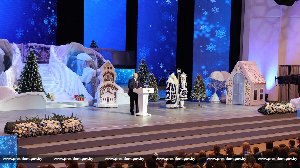 Александр Лукашенко во Дворце Республики принял участие в благотворительном празднике в рамках акции "Наши дети"