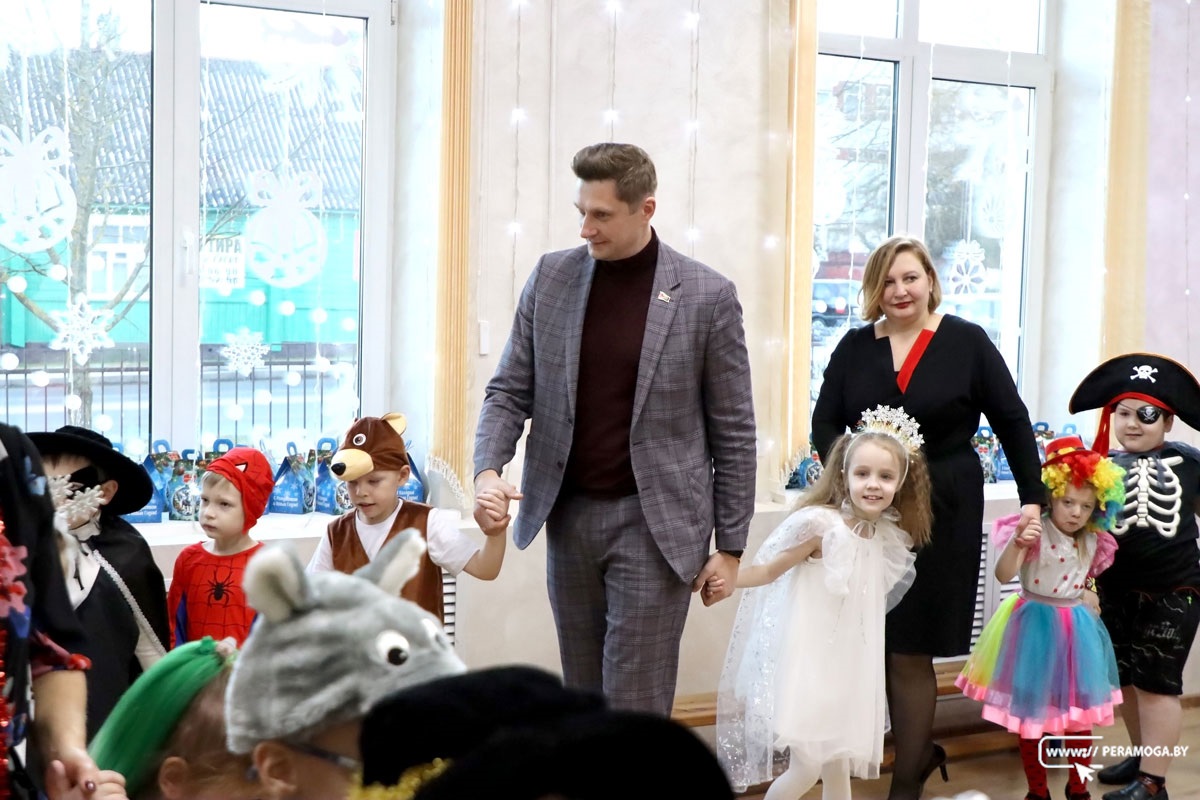 "Самое важное – счастливые дети". Министр культуры с подарками посетил Вилейку