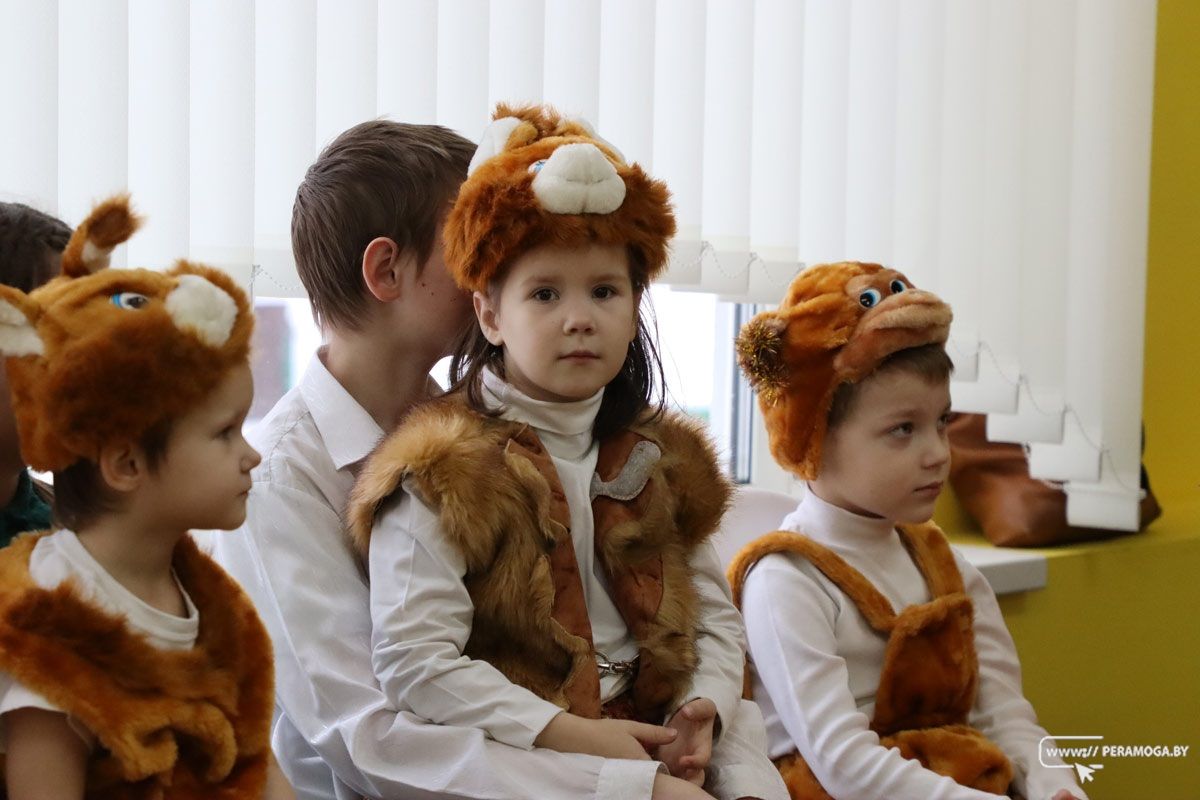 Фоторепортаж: воспитанникам социально-педагогического центра в Вилейском районе привезли новогодние подарки