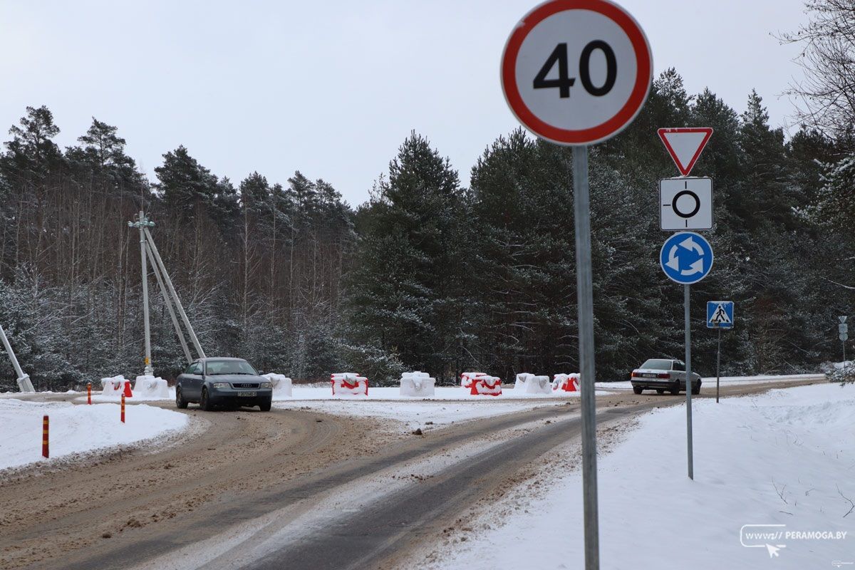 Двигаемся по кругу. На перекрестке Маковье-Порса в Вилейке установили тумбы для обозначения кольца