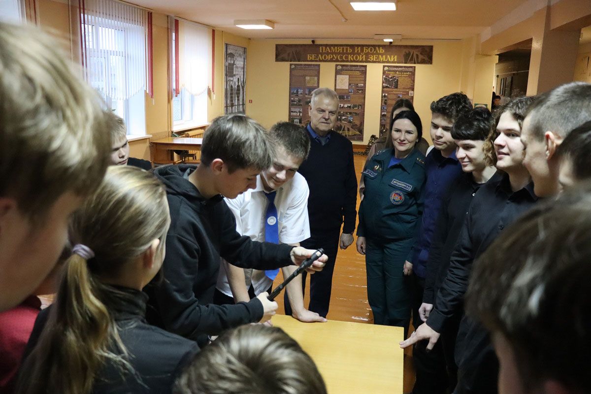 Воспитанники военно-патриотического клуба «Единство» при Вилейском РОЧС посетили среднюю школу №3