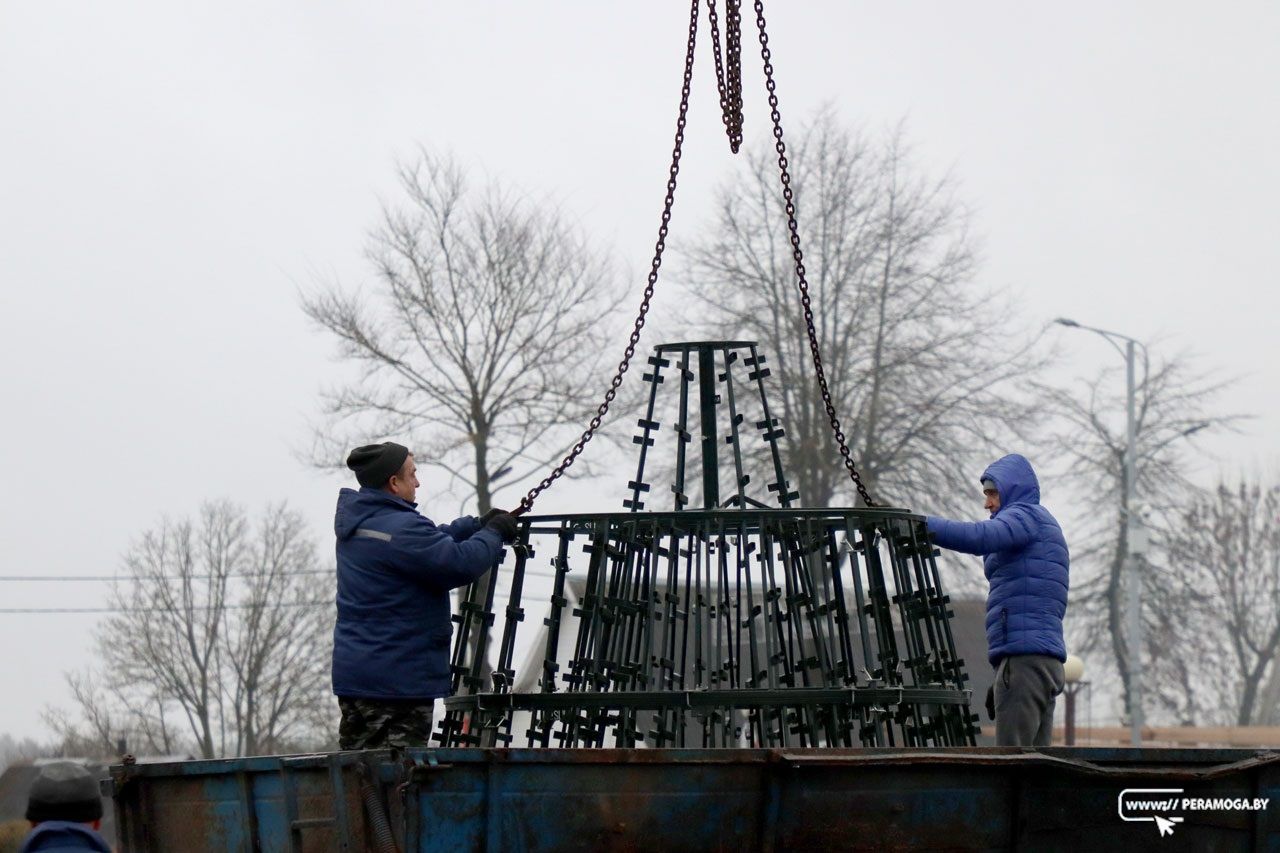 Дан старт новогоднему волшебству: в Вилейке начали устанавливать главную елку Дан старт новогоднему волшебству: в Вилейке начали устанавливать главную елку