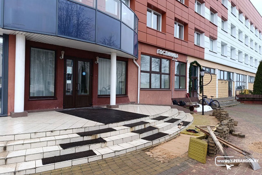 Фотофакт: замена тактильной плитки у входа в гостиницу и не только Фотофакт: замена тактильной плитки у входа в гостиницу и не только