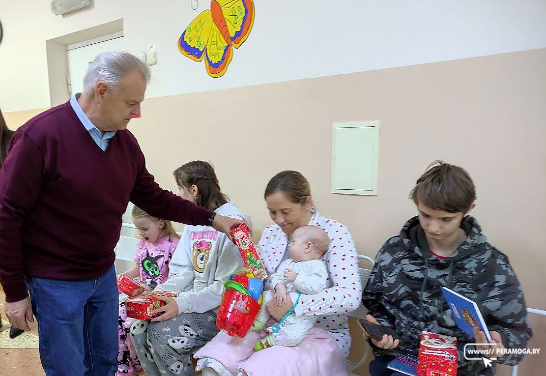Гости с подарками посетили ребят в педиатрическом отделении Вилейской ЦРБ