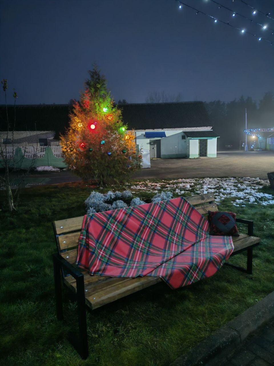 Новогоднее настроение царит в Вилейском ЖКХ: смотрите, как работники предприятия украсили свою территорию!