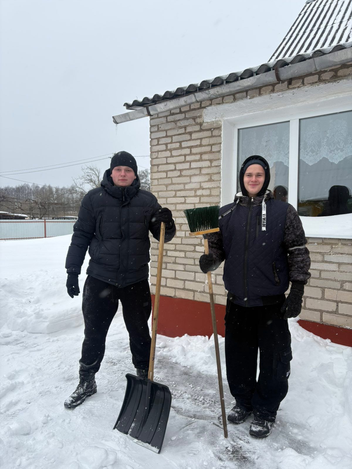 Эстафета добра шагает по Вилейке: волонтеры помогают пожилым людям в очистке дворов от снега