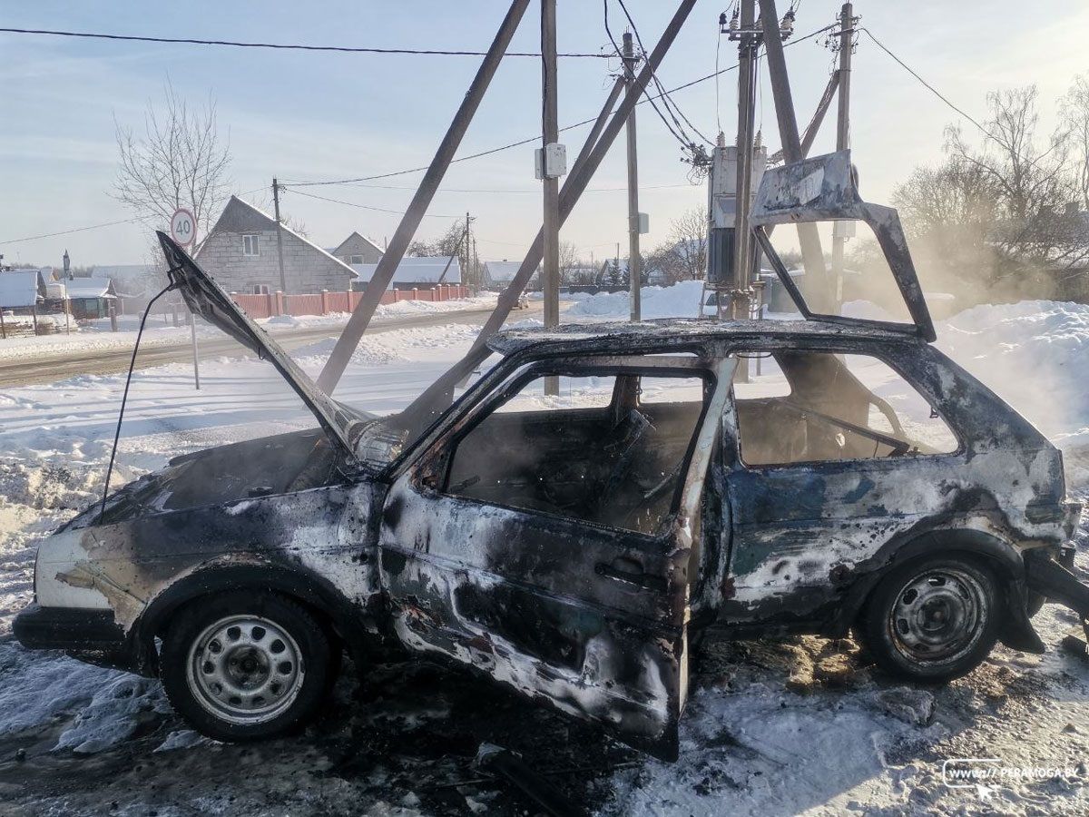 В Вилейке из-за короткого замыкания проводки полностью сгорел «Фольксваген Гольф»