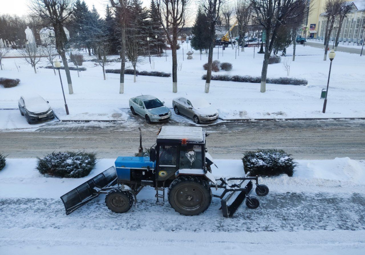 Уберите «снежные острова»: Вилейское ЖКХ обратилось к водителям с просьбой