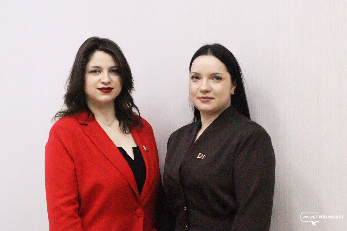Молодые специалисты из Вилейки Карина Васильева и Карина Федотова помогают землякам найти работу