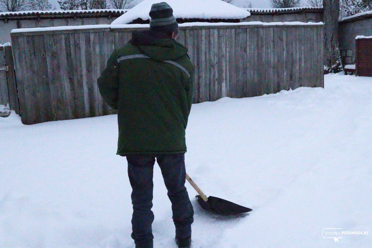 Узнали, как и где в Вилейке за 5 минут взять бесплатно лопату для расчистки снега