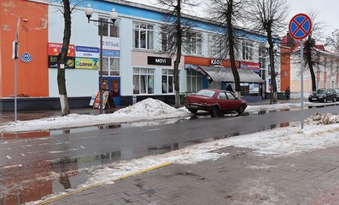 В Вилейке авто, припаркованные  вдоль проезжей части, будут принудительно эвакуировать на штраф-стоянку